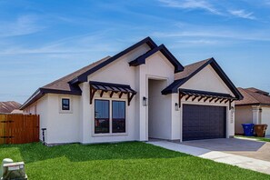 Exterior - Spacious beach house with full kitchen, patio & enclosed yard, near the Bay (Corpus Christi)