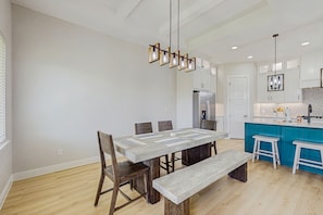 Dining - Spacious beach house with full kitchen, patio & enclosed yard, near the Bay (Corpus Christi)