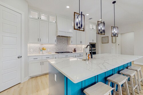 Spacious beach house with full kitchen, patio & enclosed yard, near the Bay