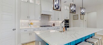 Spacious beach house with full kitchen, patio & enclosed yard, near the Bay