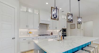 Spacious beach house with full kitchen, patio & enclosed yard, near the Bay