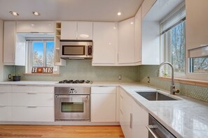 Frigorífico, microondas, horno y placa de cocina