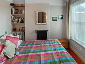 2 bedrooms, free WiFi, bed sheets - Why not stay at this lovely cottage. (Southwold)