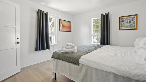 2 bedrooms, desk, iron/ironing board, travel cot - 2BR1BATH PET-FRIENDLY HOUSE#RV FREE (Ontario)