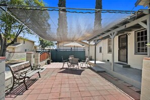 Outdoor dining - 2BR Pet-Friendly Home # RV FREE (Ontario)