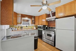 Køleskab, mikrobølgeovn, ovn, kogeplade