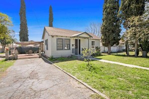 Exterior - 2BR Pet-Friendly Home # RV FREE (Ontario)