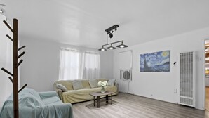 Smart TV, offices - 2BR1BATH PET-FRIENDLY HOUSE#RV FREE (Ontario)