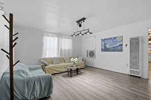 Smart TV, offices - 2BR1BATH PET-FRIENDLY HOUSE#RV FREE (Ontario)