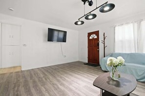 TV, offices - 2BR Pet-Friendly Home # RV FREE (Ontario)