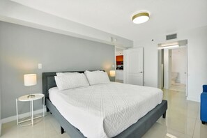 1 slaapkamer, een bureau, een strijkplank/strijkijzer, reisbedje