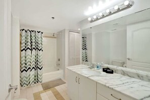 Een haardroger, handdoeken, toiletpapier