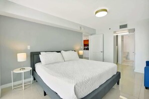 1 slaapkamer, een bureau, een strijkplank/strijkijzer, reisbedje