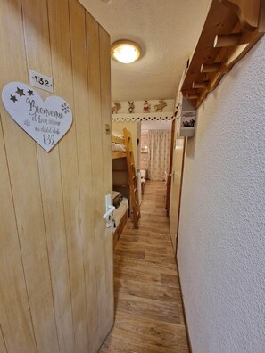 Interior - 20m from ski slopes, 3rd floor, balcony, tv, ski locker, 17m², Valfréjus (Unknown)
