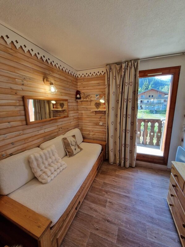 Living area - 20m from ski slopes, 3rd floor, balcony, tv, ski locker, 17m², Valfréjus (Unknown)