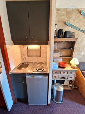 Fridge, microwave