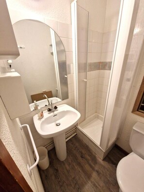 Bathroom - 200m from resort center, 3rd floor, balcony, tv, ski locker, 17m², Valfréjus (Valfréjus)