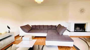 Apartment, 3 Bedrooms, Smoking | Living area