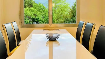 Apartment, 3 Bedrooms, Smoking | Dining room