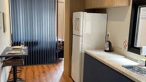 雪櫃、微波爐、爐具、電熱水壺