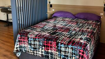 1 quarto, escrivaninha, ferros/tábuas de passar roupa, Wi-Fi de cortesia