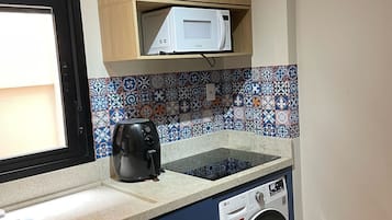 Refrigerador, microondas, parrilla de estufa y tetera eléctrica