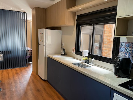 Fridge, microwave, stovetop, electric kettle. Centrally Planned Studio with Air Conditioning | Sleeps 3 + PET | Cable TV