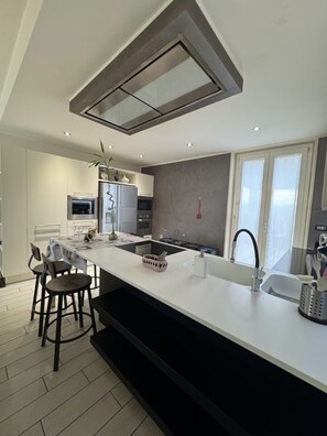 Kjøleskap, mikrobølgeovn, ovn og kokeplater