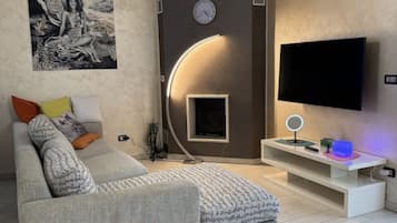 TV, caminetto, libri