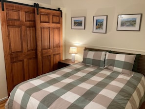 3 chambres, bureau, fer et planche à repasser, lit de bébé portatif