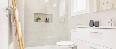 Shower, hair dryer, towels