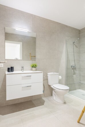 Suihku, hiustenkuivaaja, pyyhkeet