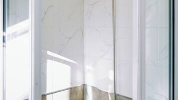 Ducha, secador de pelo, bidet, toallas