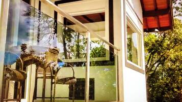 Chale luxo com hidro e lareira | Balcony view