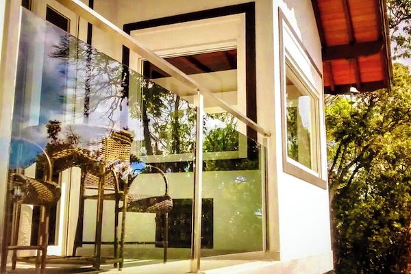 Chale luxo com hidro e lareira | Balcony view