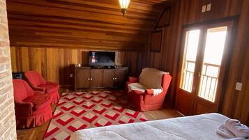 Luxury Room, Lanai, Mountain View | 1 bedroom, soundproofing, free WiFi