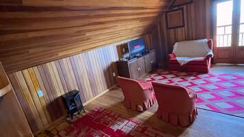 Luxury Room, Lanai, Mountain View | 1 bedroom, soundproofing, free WiFi