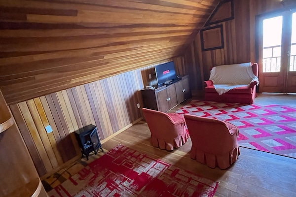 Luxury Room, Lanai, Mountain View | 1 bedroom, soundproofing, free WiFi