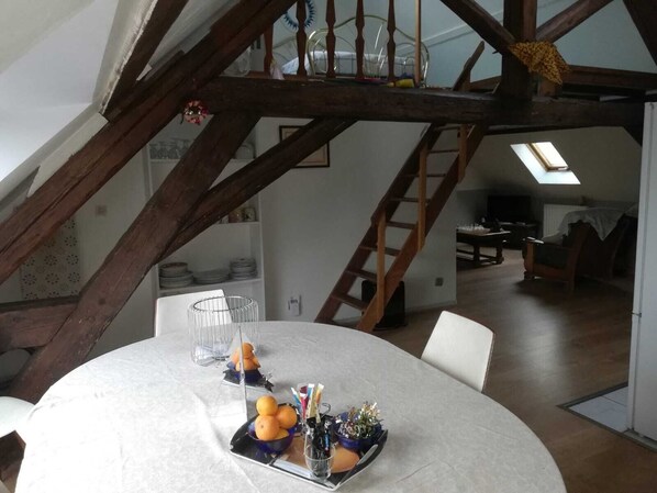 Dining - ENTRE VIGNES ET RIVIERES: an ideal gite for families visiting the BFC region (Écuelles)