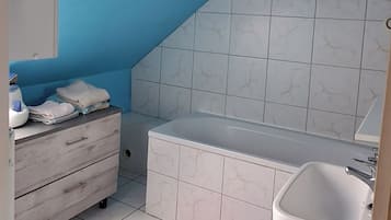 ヘアドライヤー、石鹸、トイレットペーパー