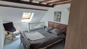 2 dormitoris, planxa i posts de planxar, wifi i roba de llit