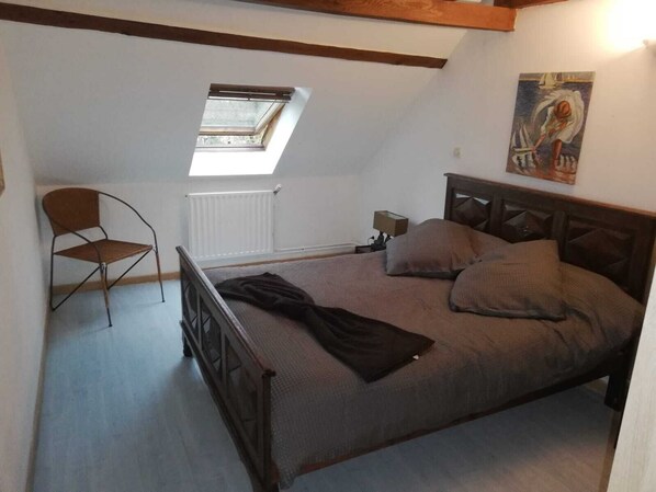 2 bedrooms, iron/ironing board, WiFi, bed sheets