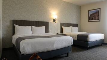 Doppia Standard | Una cassaforte in camera, una scrivania, postazione laptop