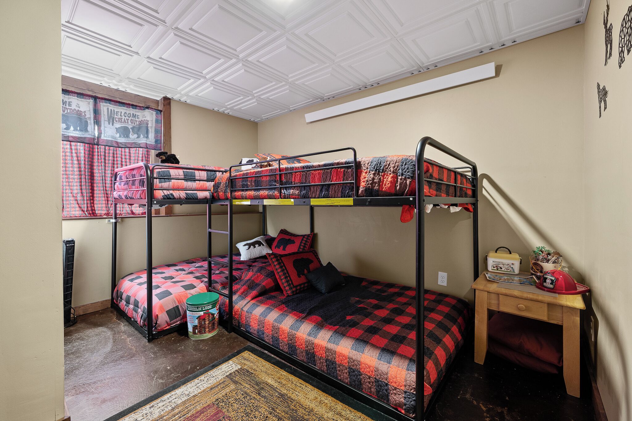 5 bedrooms, desk, iron/ironing board, travel crib