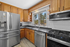 Refrigerador, microondas, horno y parrilla de estufa 