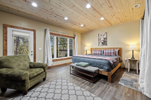 Charming Custer Pines with Hot Tub & Pet Friendly