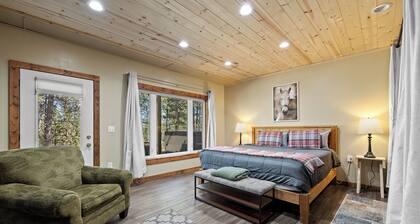 Charming Custer Pines with Hot Tub & Pet Friendly