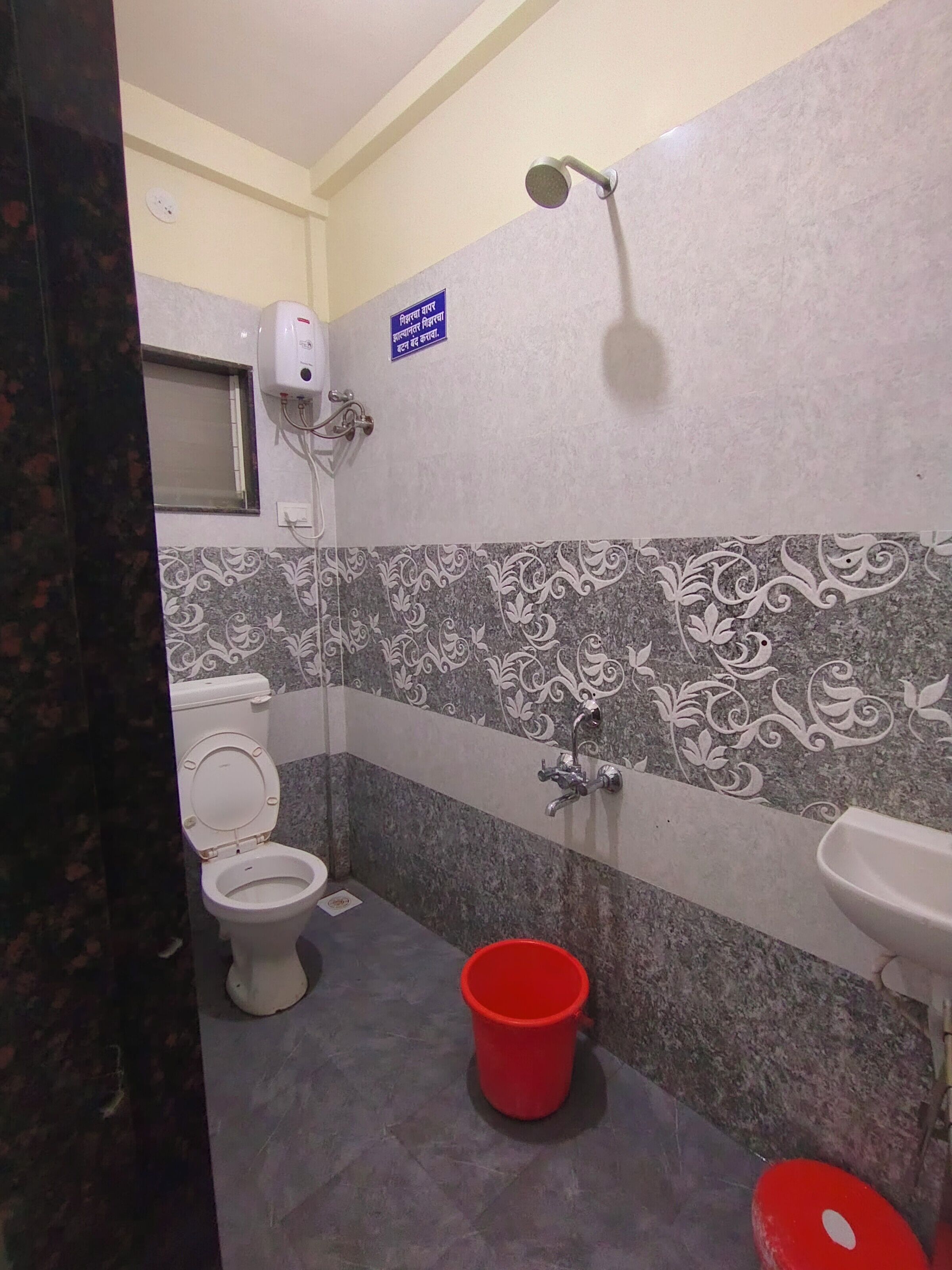 Deluxe Room | Bathroom | Shower, towels, soap, shampoo