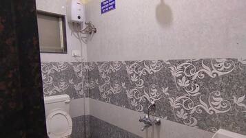 Chambre Deluxe | Salle de bain | Douche, serviettes fournies, savon, shampoing