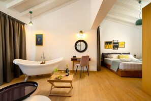 3 bedrooms, iron/ironing board, internet, bed sheets